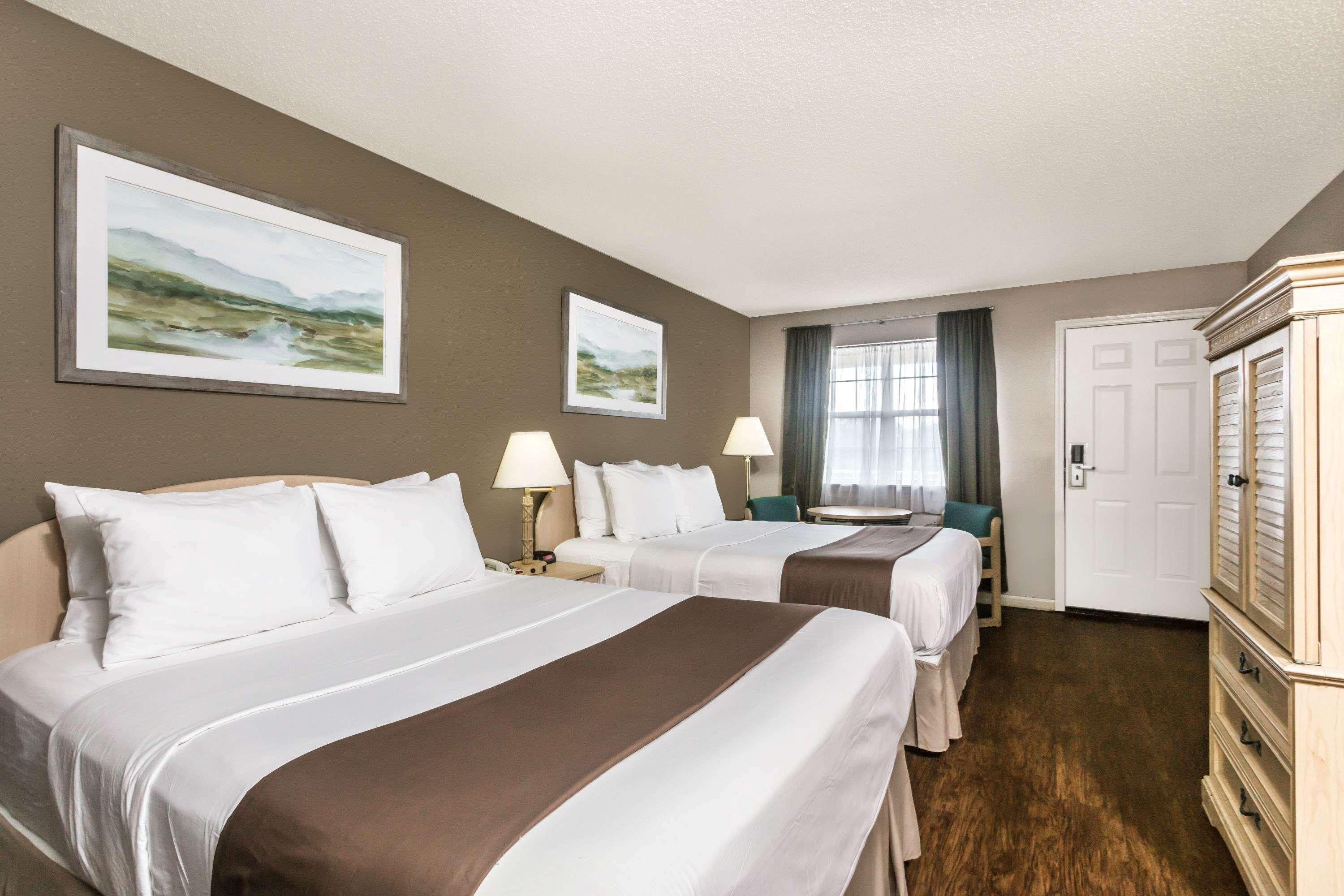 Super 8 By Wyndham Madison Hotell Exteriör bild